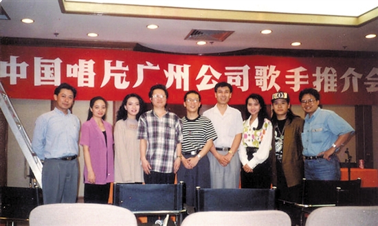 1993年,陈小奇(左四)携陈明(左三)、李春波(中)、甘萍(右三)、张萌萌(右二)到北京举行歌手推介会