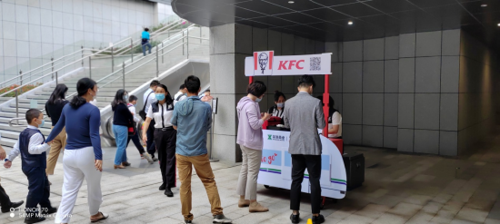 （肯德基地铁早餐车为市民提供便捷早餐服务）