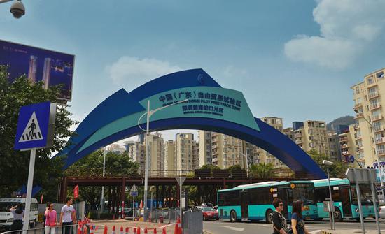 2015年，原路牌同一位置竖立起了前海蛇口自贸片区的蓝色拱门
