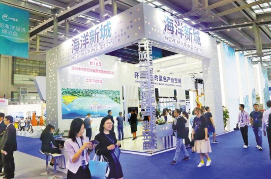 海博会上，海洋新城建设吸引参观者的目光。深圳报业集团记者 雷小舟 摄。