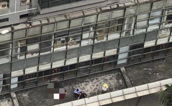 女子坠落在楼下商铺楼顶，图片来源于微博网友。