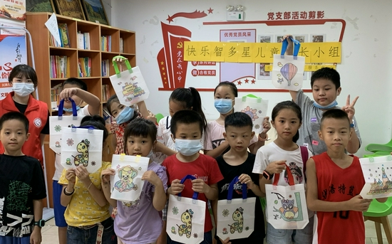 组员完成手绘环保袋合影