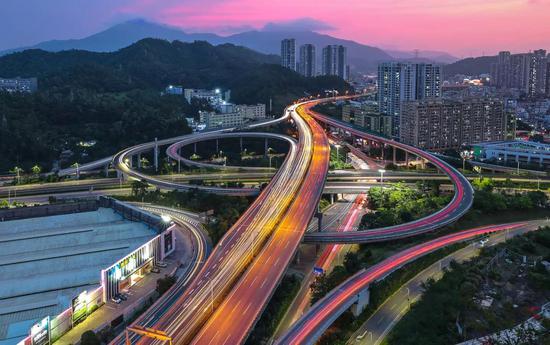 夜幕下的龙岗高速路