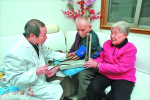 家庭医生上门服务极大方便了老年人