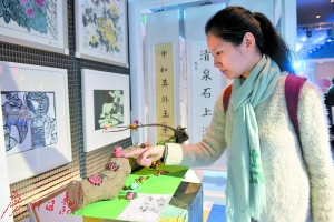 深圳“创意十二月”开幕,现场展出各学校学生的创意作品,图为百仕达小学建筑课。