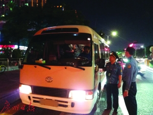 查处非法经营中巴车