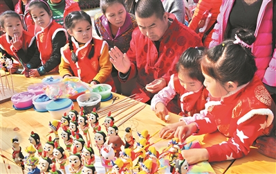 昨日是“小年”，孩子们穿上唐装捏起面人，感受传统民俗活动。