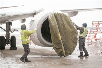 航空公司时刻监控天气变化，保障航班安全运行。