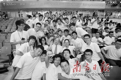 今年深圳将加大南方科技大学、深圳大学等高水平大学建设力度。图为南方科技大学2017年开学典礼现场,新生们摆出各种姿势和教授合影。资料图片