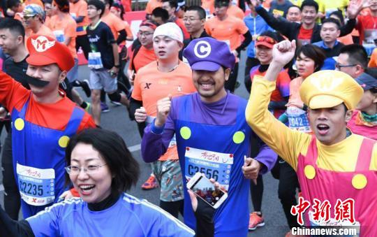 2017深圳国际马拉松赛开跑现场