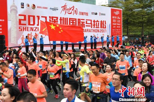 2017深圳国际马拉松赛开跑现场