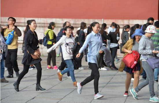 2015年10月11日,北京,游客排13小时长队看清明上河图。 东方IC 图