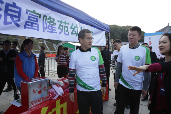 区领导参观公益集市