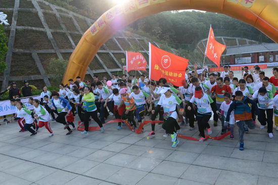 民众踊跃参与公益行