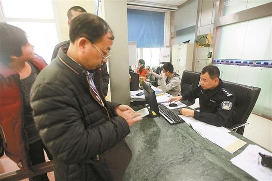 龙华公安分局龙城派出所民警为严淇开具身份证明。
