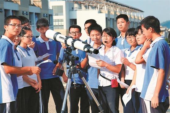 平冈中学原天文社辅导老师向学生讲解天文知识。
