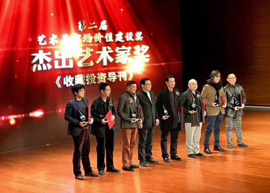 尹沧海先生(右三)在获奖现场