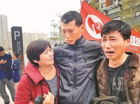 离家11年后,严淇(中)与父母在深圳相认。