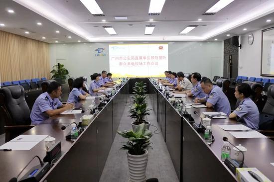 广州市公安局领导到12345热线当话务员