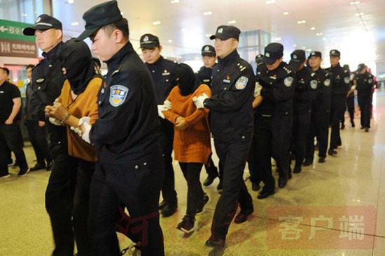 抓捕现场 河南日报客户端 图新华社郑州4月21日消息,成立所谓的