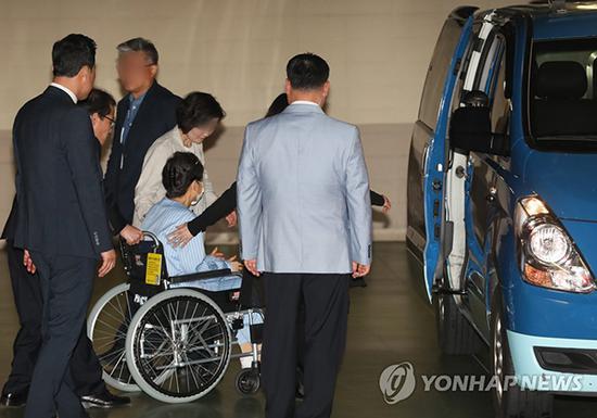 朴槿惠就诊后，离开医院返回拘留所。