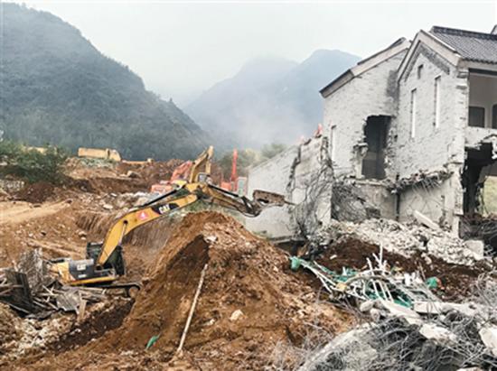 破拆机正在拆除违建 西安晚报 图