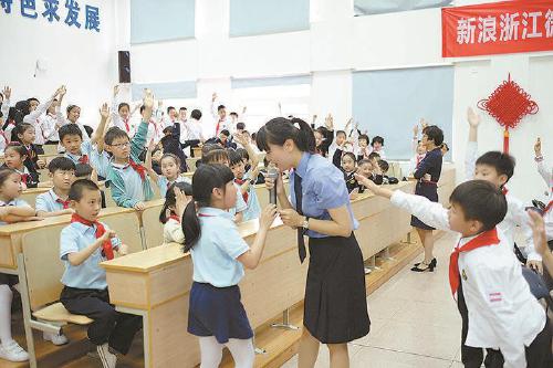西湖区检察院未检部门检察官和小学生们进行自我保护小常识互动。