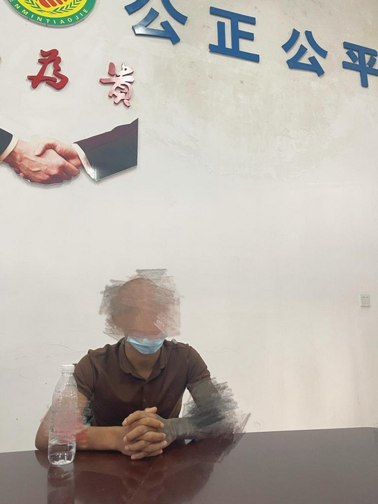 从境外自首归来的林某自揭套路(新华社记者任沁沁摄)