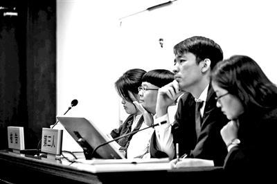 ▲刘纯燕（左二）出席庭审 摄影/本报记者 朱健勇