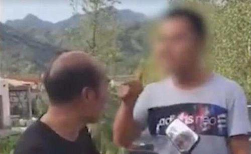 网传视频截图:当事人常骁拦路殴打老师