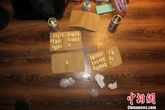 侦查员搜查出两个八宝粥罐子，里面装有海洛因50多粒，共计300余克。警方供图