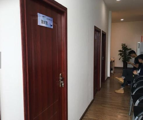 一培训机构门口前来面试的大学生