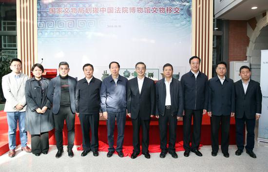 图为周强、刘玉珠与参加文物移交活动人员合影。孙若丰 摄