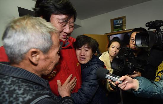 呼格吉勒图的父母李三仁、尚爱云听到再审结果后与新华社记者汤计含泪相拥。新华社内蒙古分社高级记者汤计先后为“呼格案”写了5篇情况反映(2014年12月15日摄)。 新华社记者 任军川 摄