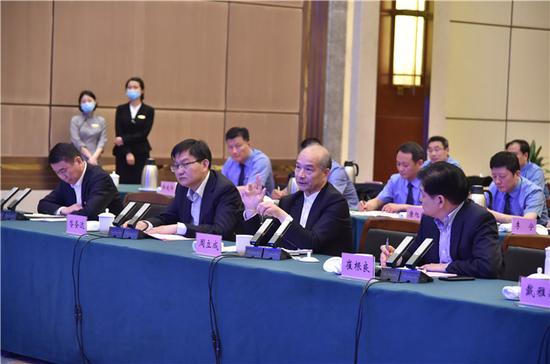 5月13日下午,最高人民检察院党组书记、检察长张军率最高检调研组来到江苏省南通市召开企业界在苏全国人大代表座谈会。
