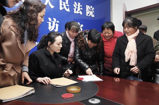调解员现场发放工资