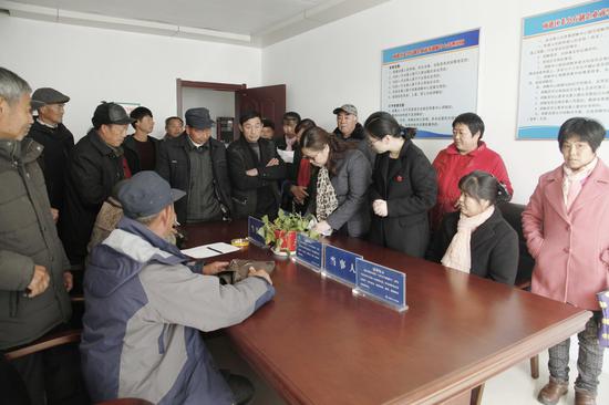 调解员发放工资现场