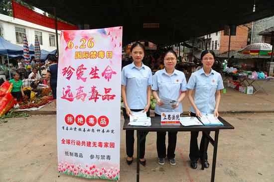 上思法院到那琴乡圩场开展禁毒宣传活动