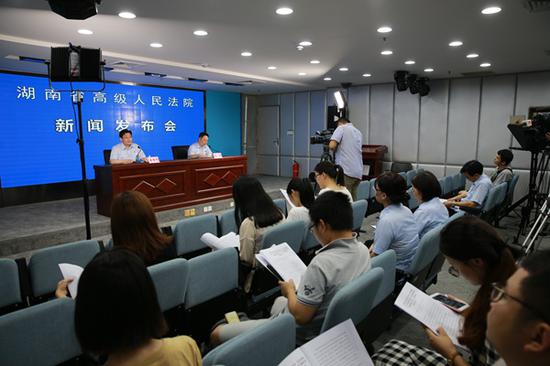7月10日,湖南高院召开新闻发布会,通报湖南法院依法打击拒不执行判决、裁定违法犯罪行为的工作情况。 湖南法院网 图