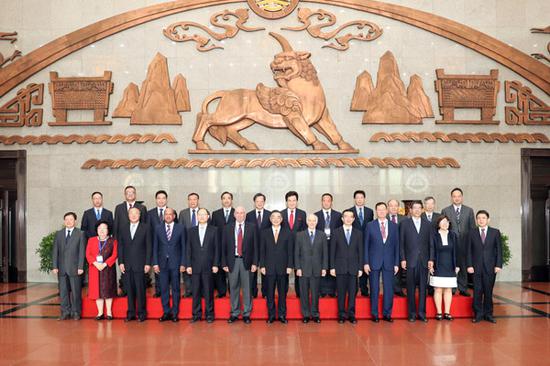 周强同最高人民法院国际商事专家委员会部分委员及与会代表合影。孙若丰 摄