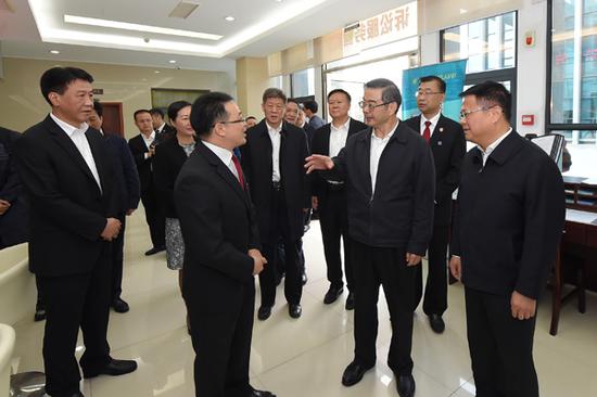 图为周强在宁波市海曙区人民法院望春人民法庭调研。桑宏亮 摄