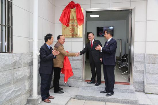 市司法局局长吴高(右一)、区司法局局长谭敬君(左一)、港北区委常委、政法委书记潘君学(左二)、港北法院党组书记、院长李发坚(右二)共同揭牌