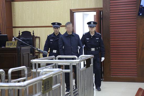 法院   2013年底开始,许红兵在其经营的覃塘区东龙镇富丽城酒店8413号