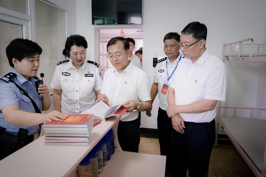 图为司法部党组书记、副部长袁曙宏一行实地调研。