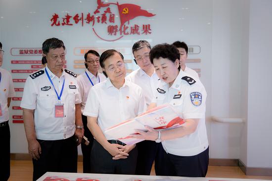 图为司法部党组书记、副部长袁曙宏赴北京市司法行政系统就深入推进“不忘初心、牢记使命”主题教育进行专题调研。
