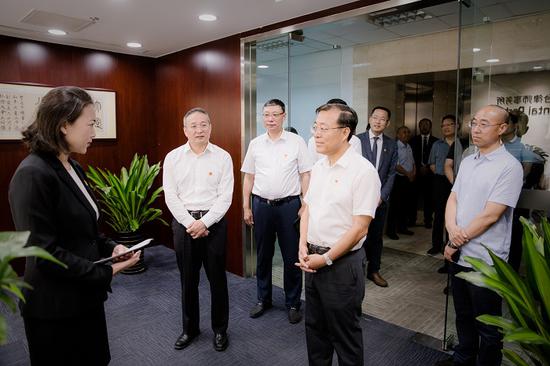 图为司法部党组书记、副部长袁曙宏一行实地调研。