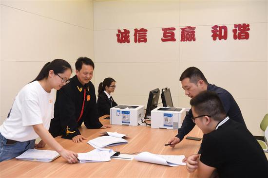 值班法官吴尚伟(左二)在调解一起侵害作品信息网络传播权纠纷(4月25日摄)。 新华社记者 翁忻旸 摄