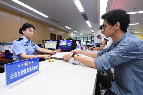 在福州市市民服务中心公安交管便民服务窗口,汽车租赁企业代表在办理业务(8月26日摄)。 新华社记者 宋为伟 摄