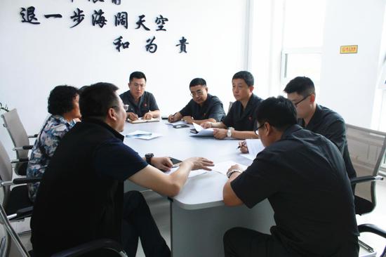 代院长刘继鹏倾听来访群众的反映和诉求