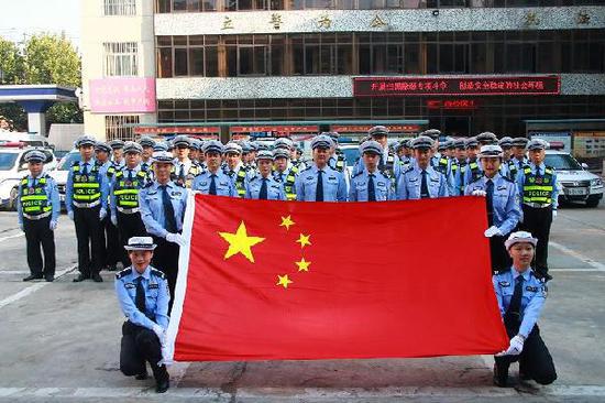 交警大队开展“我与国旗同框 誓保大庆安好”升旗宣誓活动